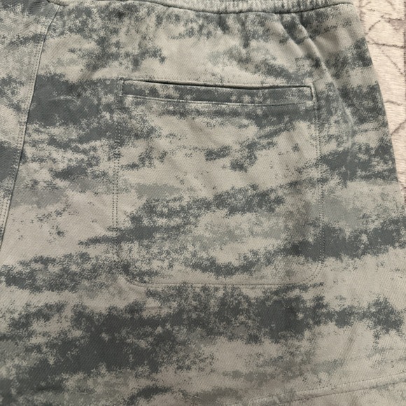 Athleta Farallon Women's Shorts Size XL Color "Fog Camo Coast Gray" NEW - Picture 9 of 10